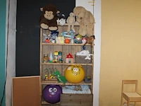 Houten kindertafel 63 x 48 x 43 cm met twee kinderstoeltjes. - afbeelding 1 van  6