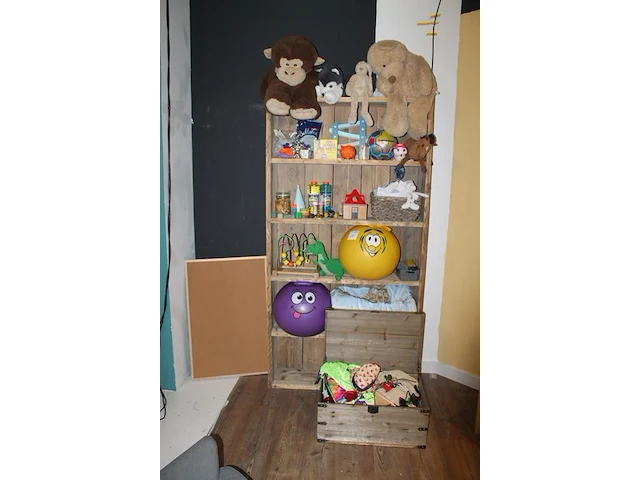 Houten kindertafel 63 x 48 x 43 cm met twee kinderstoeltjes. - afbeelding 2 van  6