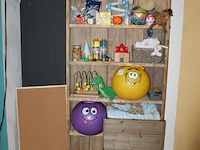 Houten kindertafel 63 x 48 x 43 cm met twee kinderstoeltjes. - afbeelding 2 van  6