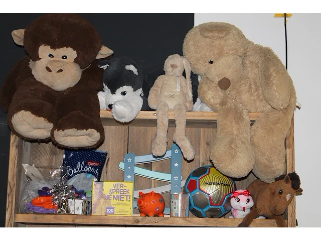 Houten kindertafel 63 x 48 x 43 cm met twee kinderstoeltjes. - afbeelding 3 van  6