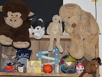 Houten kindertafel 63 x 48 x 43 cm met twee kinderstoeltjes. - afbeelding 3 van  6