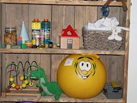 Houten kindertafel 63 x 48 x 43 cm met twee kinderstoeltjes. - afbeelding 4 van  6