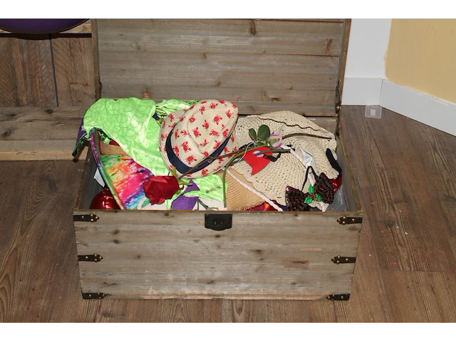 Houten kindertafel 63 x 48 x 43 cm met twee kinderstoeltjes. - afbeelding 5 van  6