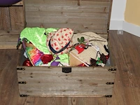 Houten kindertafel 63 x 48 x 43 cm met twee kinderstoeltjes. - afbeelding 5 van  6