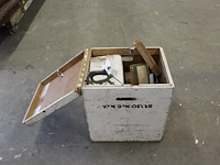 Houten kist met handgereedschap waaronder zagen en een grote hoeveelheid lammello's. - afbeelding 1 van  2