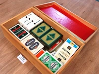 Houten kist met speelkaarten - afbeelding 1 van  5
