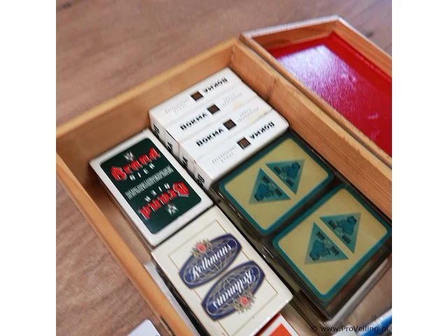 Houten kist met speelkaarten - afbeelding 2 van  5