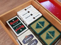 Houten kist met speelkaarten - afbeelding 2 van  5