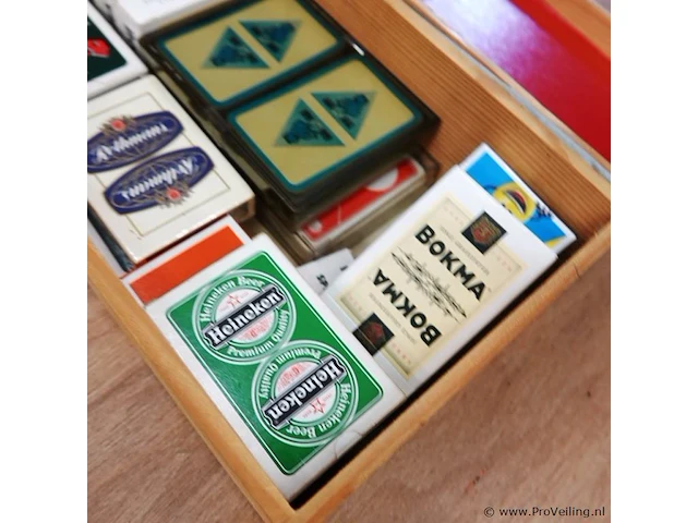 Houten kist met speelkaarten - afbeelding 3 van  5