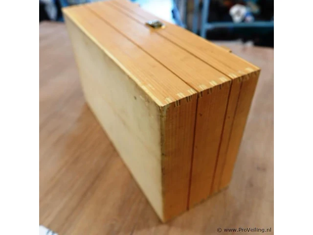 Houten kist met speelkaarten - afbeelding 5 van  5