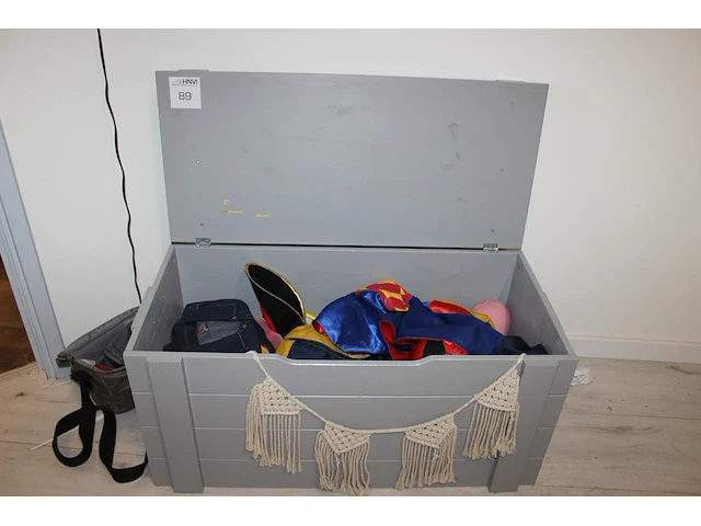 Houten kist met verkleedkleren en speelgoed. afmeting 90 x 44 x 40 cm - afbeelding 1 van  3