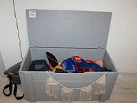 Houten kist met verkleedkleren en speelgoed. afmeting 90 x 44 x 40 cm - afbeelding 1 van  3