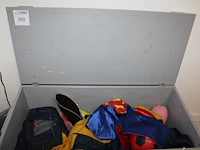 Houten kist met verkleedkleren en speelgoed. afmeting 90 x 44 x 40 cm - afbeelding 2 van  3