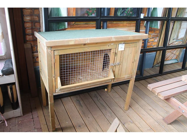 Houten konijnenhok op poten. afmeting 110 x 68 x 110 cm. - afbeelding 1 van  3