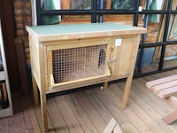 Houten konijnenhok op poten. afmeting 110 x 68 x 110 cm. - afbeelding 1 van  3