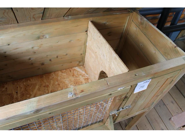 Houten konijnenhok op poten. afmeting 110 x 68 x 110 cm. - afbeelding 2 van  3