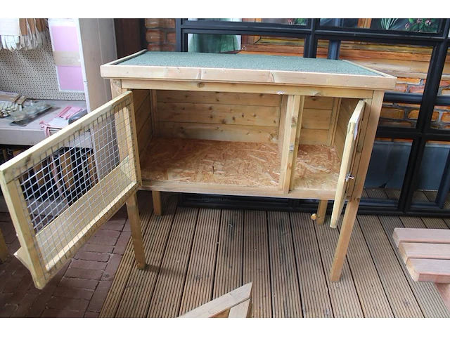 Houten konijnenhok op poten. afmeting 110 x 68 x 110 cm. - afbeelding 3 van  3