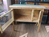 Houten konijnenhok op poten. afmeting 110 x 68 x 110 cm. - afbeelding 3 van  3