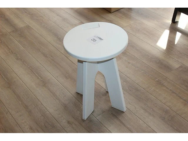 Houten krukje met hoogte 46 cm. - afbeelding 1 van  2