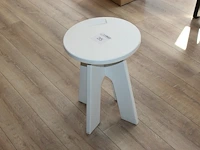 Houten krukje met hoogte 46 cm. - afbeelding 1 van  2