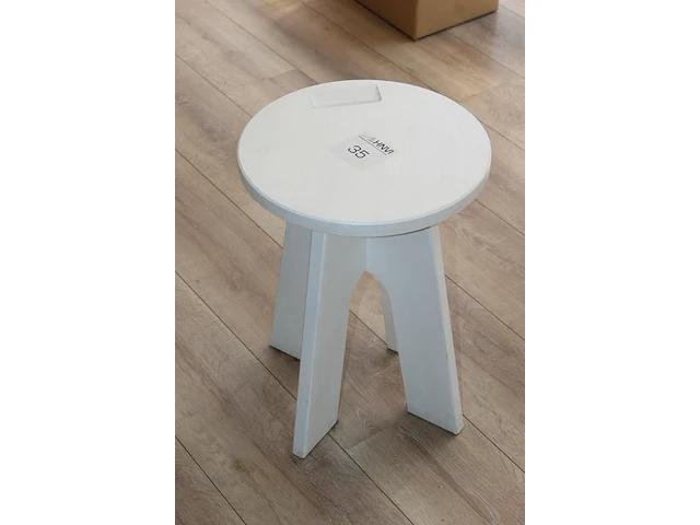 Houten krukje met hoogte 46 cm. - afbeelding 2 van  2