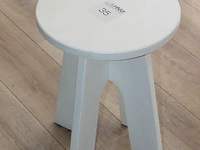 Houten krukje met hoogte 46 cm. - afbeelding 2 van  2