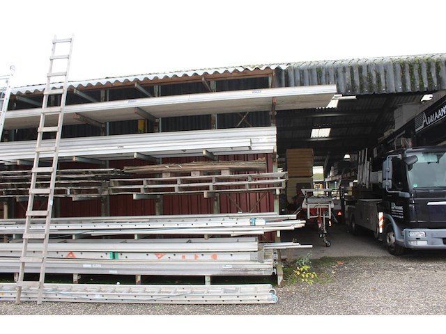 Houten ladder met 13 treden. - afbeelding 1 van  3