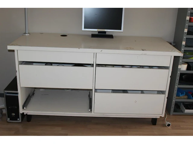Houten ladekast met opgebouwde monitorsteun, één lade gedemonteerd. afm. 181 x 76 x 97 cm - afbeelding 1 van  2