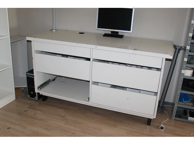 Houten ladekast met opgebouwde monitorsteun, één lade gedemonteerd. afm. 181 x 76 x 97 cm - afbeelding 2 van  2