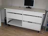 Houten ladekast met opgebouwde monitorsteun, één lade gedemonteerd. afm. 181 x 76 x 97 cm - afbeelding 2 van  2