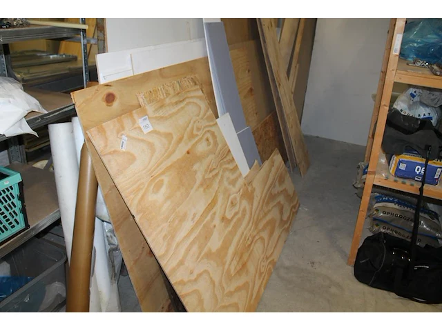 Houten latten, balken, underlaymentplaten, multiplexplaten, gipsplaten en diverse verzaagde plaatdelen. - afbeelding 1 van  6