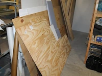 Houten latten, balken, underlaymentplaten, multiplexplaten, gipsplaten en diverse verzaagde plaatdelen. - afbeelding 1 van  6