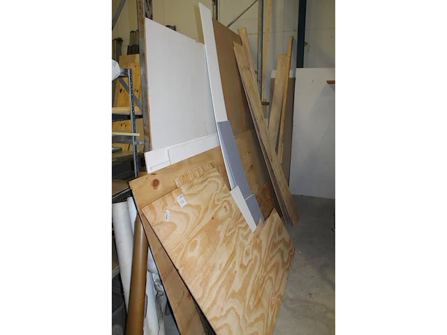 Houten latten, balken, underlaymentplaten, multiplexplaten, gipsplaten en diverse verzaagde plaatdelen. - afbeelding 2 van  6