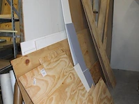Houten latten, balken, underlaymentplaten, multiplexplaten, gipsplaten en diverse verzaagde plaatdelen. - afbeelding 2 van  6