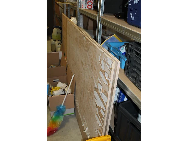 Houten latten, balken, underlaymentplaten, multiplexplaten, gipsplaten en diverse verzaagde plaatdelen. - afbeelding 3 van  6