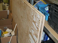 Houten latten, balken, underlaymentplaten, multiplexplaten, gipsplaten en diverse verzaagde plaatdelen. - afbeelding 3 van  6