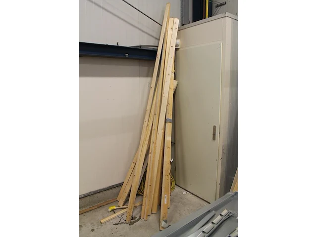 Houten latten, balken, underlaymentplaten, multiplexplaten, gipsplaten en diverse verzaagde plaatdelen. - afbeelding 4 van  6