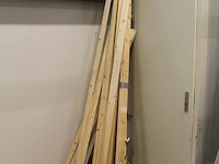 Houten latten, balken, underlaymentplaten, multiplexplaten, gipsplaten en diverse verzaagde plaatdelen. - afbeelding 4 van  6