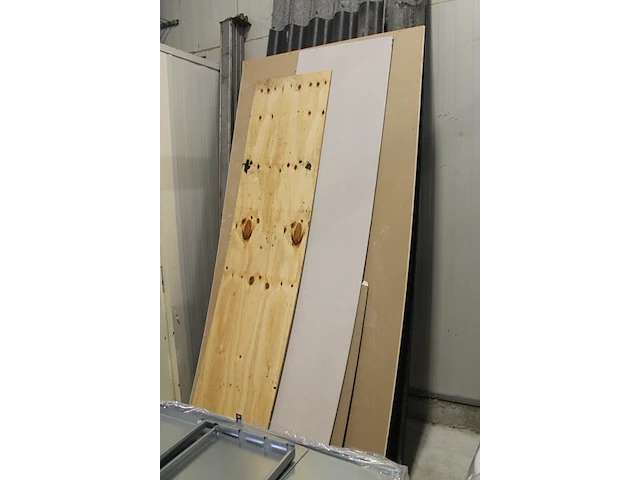 Houten latten, balken, underlaymentplaten, multiplexplaten, gipsplaten en diverse verzaagde plaatdelen. - afbeelding 5 van  6