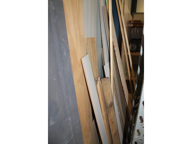 Houten latten, balken, underlaymentplaten, multiplexplaten, gipsplaten en diverse verzaagde plaatdelen. - afbeelding 6 van  6