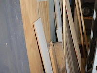 Houten latten, balken, underlaymentplaten, multiplexplaten, gipsplaten en diverse verzaagde plaatdelen. - afbeelding 6 van  6