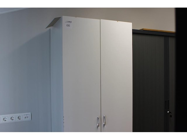 Houten magazijnkast met twee deuren. afmeting 70 x 56 x 200 cm. let op: excl. inhoud. - afbeelding 1 van  3