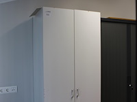 Houten magazijnkast met twee deuren. afmeting 70 x 56 x 200 cm. let op: excl. inhoud. - afbeelding 1 van  3