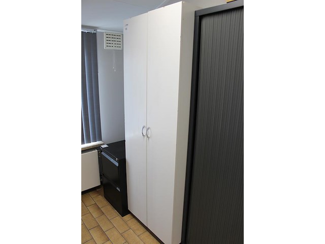 Houten magazijnkast met twee deuren. afmeting 70 x 56 x 200 cm. let op: excl. inhoud. - afbeelding 2 van  3