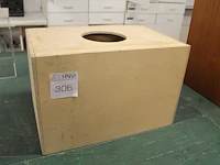 Houten mal met gat met doorsnede 14 cm. afmeting 47 x 30 x 30 cm - afbeelding 1 van  1