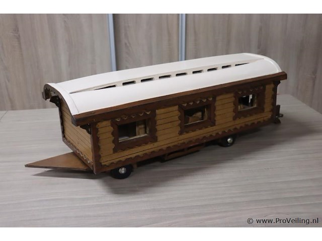 Houten model van een woonwagen/zigeunerwagen - 30x97x29cm - afbeelding 1 van  6