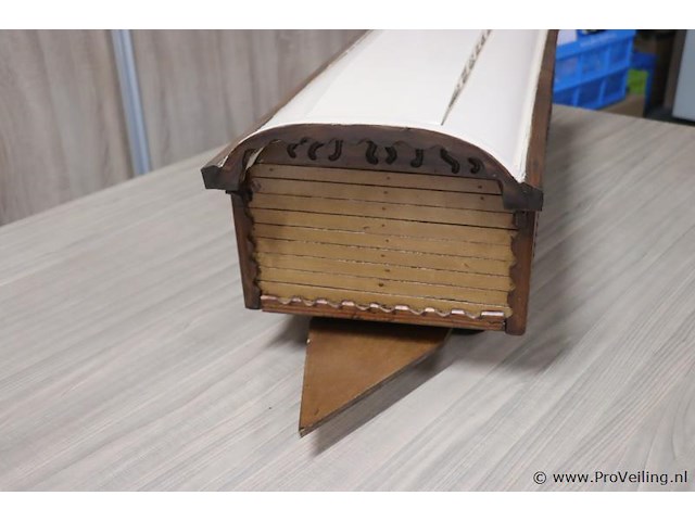 Houten model van een woonwagen/zigeunerwagen - 30x97x29cm - afbeelding 2 van  6