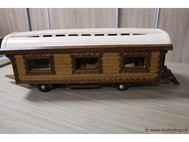 Houten model van een woonwagen/zigeunerwagen - 30x97x29cm - afbeelding 3 van  6
