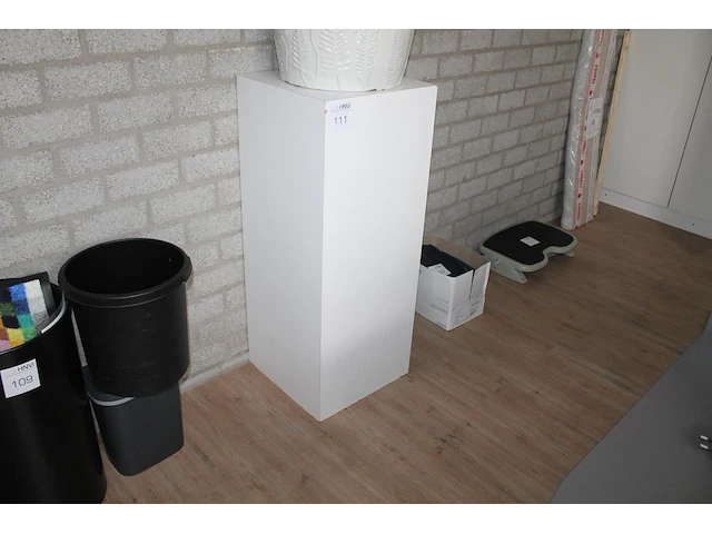 Houten pilaar. afmeting 47 x 47 x 107 cm. - afbeelding 1 van  2