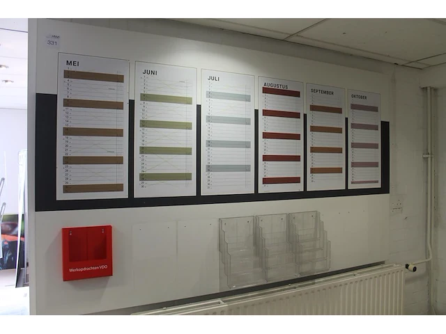 Houten planbord met brievenbakjes. afmeting 245 x 145 cm - afbeelding 1 van  1